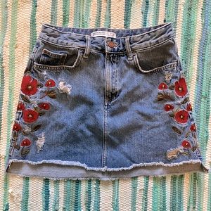 Zara denim floral poppy embroidered skirt size small